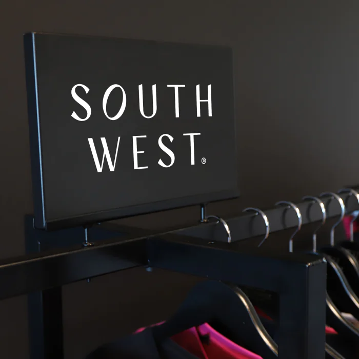 SouthWest Garment Display Logo Sign – Perfekt for Merkevarepresentasjon(1001716, Svart, 0, 1 plagg Vis logoskilt, størrelse-Gratis størrelse)