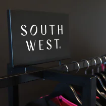 SouthWest Garment Display Logo Sign – Perfekt for Merkevarepresentasjon(1001716, Svart, 0, 1 plagg Vis logoskilt, størrelse-Gratis størrelse)